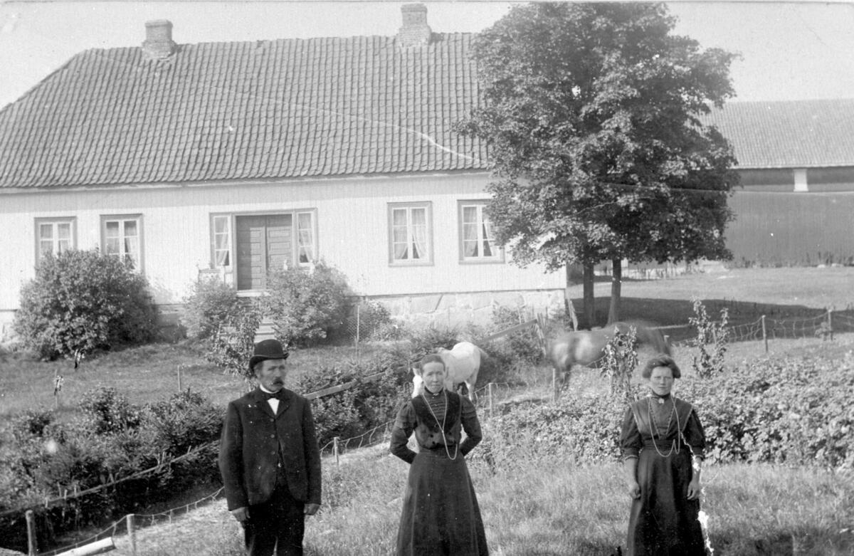 Herman Johansen Rygg og Karense Rygg, hushjelp, på Vestre Huseby, våningshus, framhus, hage, hest, vei, låve, uthus