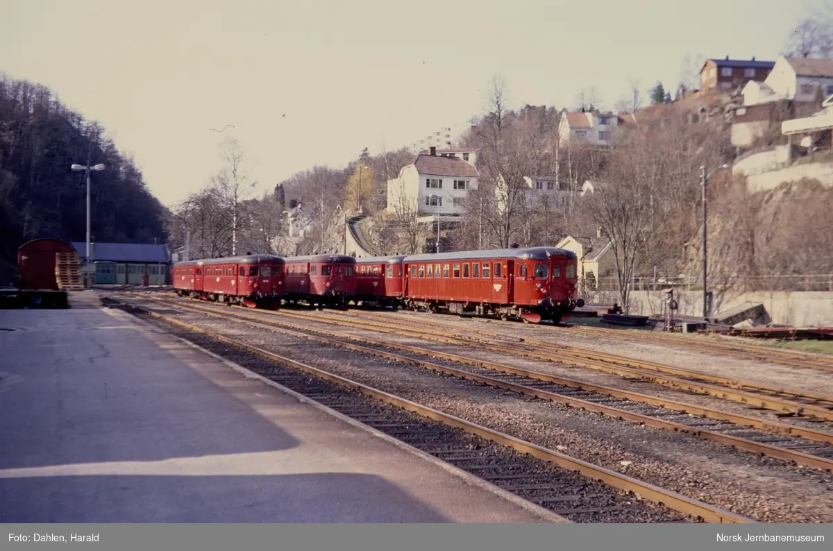Dieselmotorvogner litra BM 86 med styrevogner, til venstre BM 86 20, på Arendal stasjon
