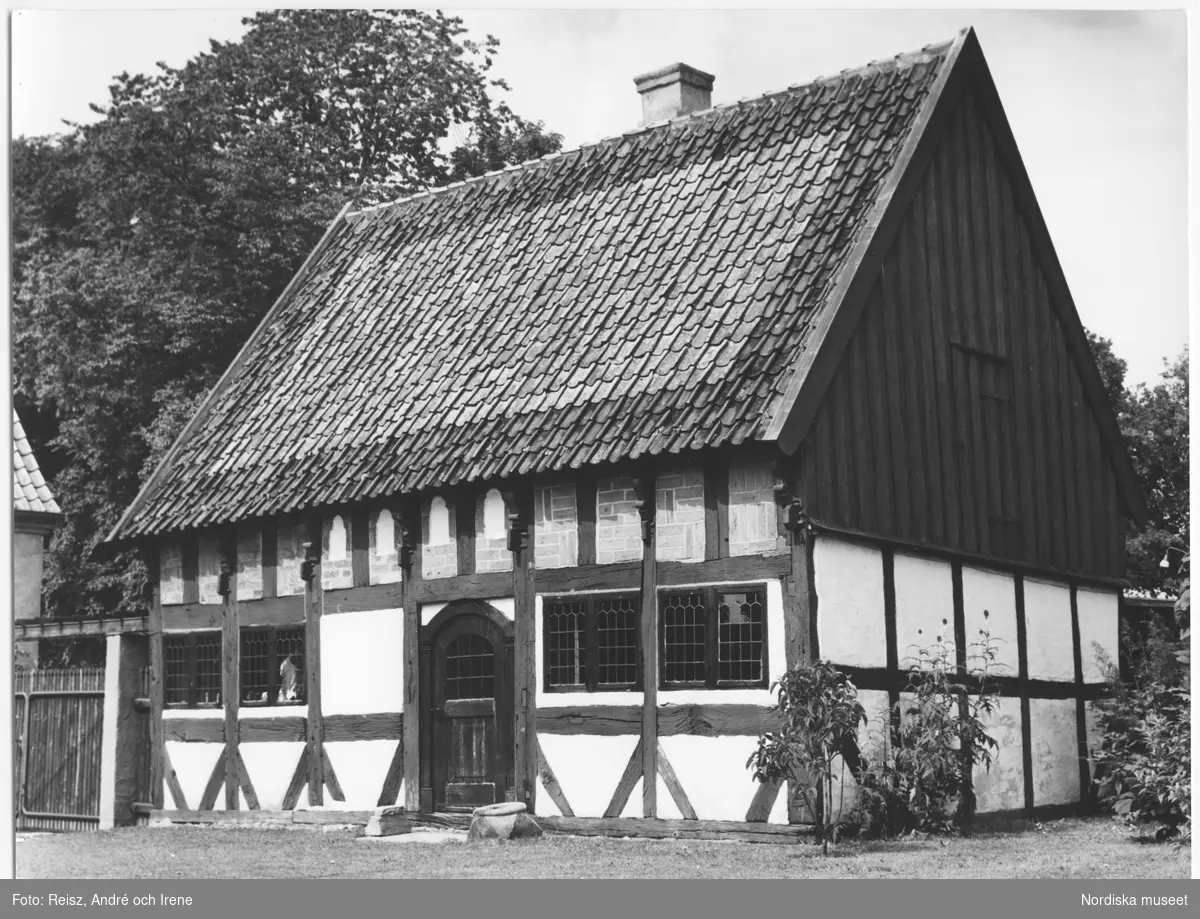 Skåne. Kungsstugan, Rönnows föräldrahem i Åhus i vars skorsten enligt en legend Karl XI blev gömd i skorstenen undan danskarna.