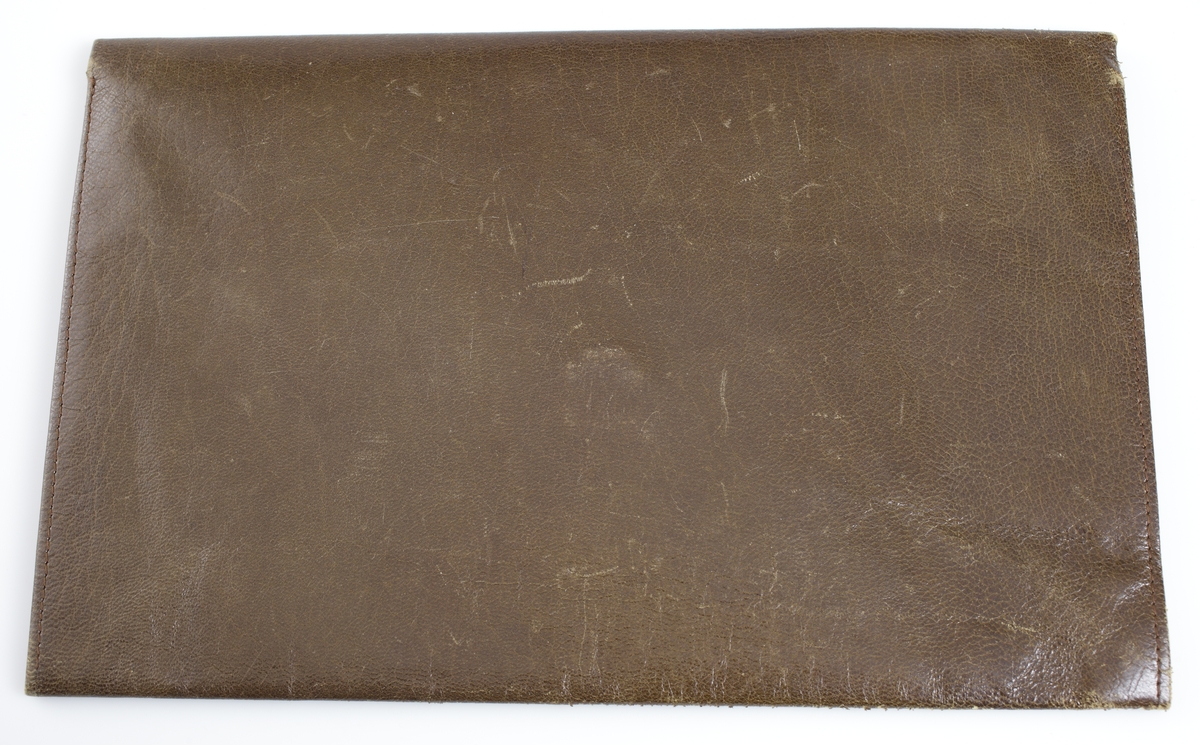 Portfälj för brev av brungrått läder, stämplat CN. med silverlås
