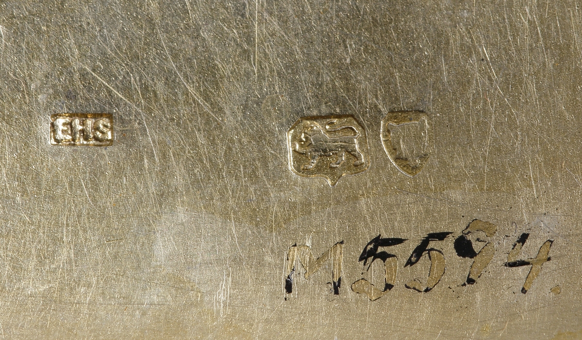 Cigarettetui i silver med monogram K.N. i förgylld relief på ena sidan. Andra sidan graverad graverad "Souvenir de Christine Nilsson" etuiet inuti förgyllt med rikt ornerade klämmor.

Inskrivet i huvudkatalog 1933.