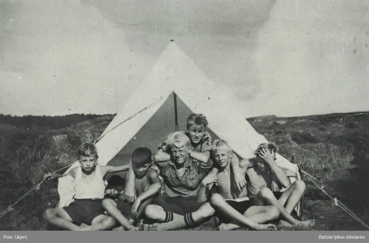 Rolvsøy-speidere på telttur på Sauholmen, Kråkerøy, 1930-årene.
Fra venstre: John Steinli, ukjent, Finn Roaldset, Norvald Omberg, Ragnar Roaldset, ukjent.