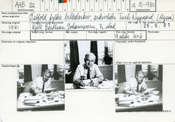 Østfold fylkes billedarkivs arkivleder 1981 på hans kontor, 