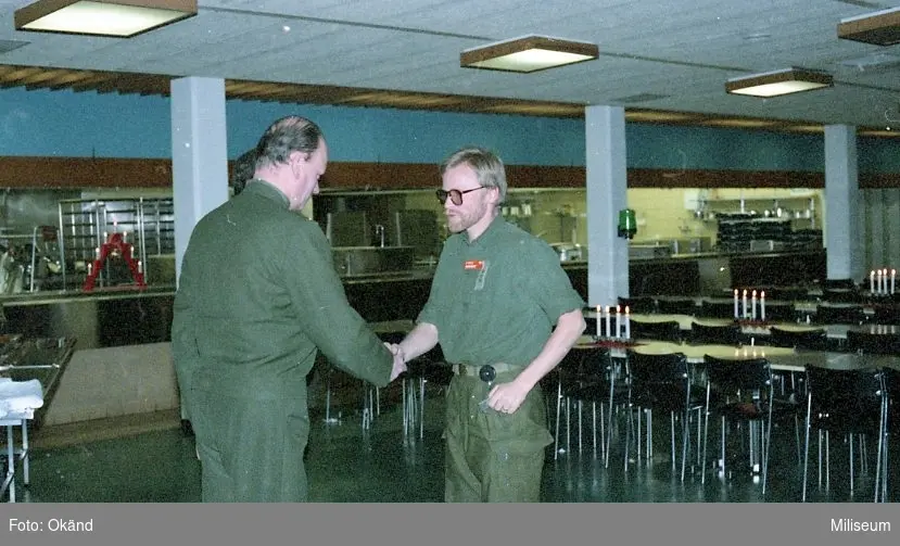 Prisutdelning. Överste Carl Edholm, regementschef Ing 2 och Göran Carnander.