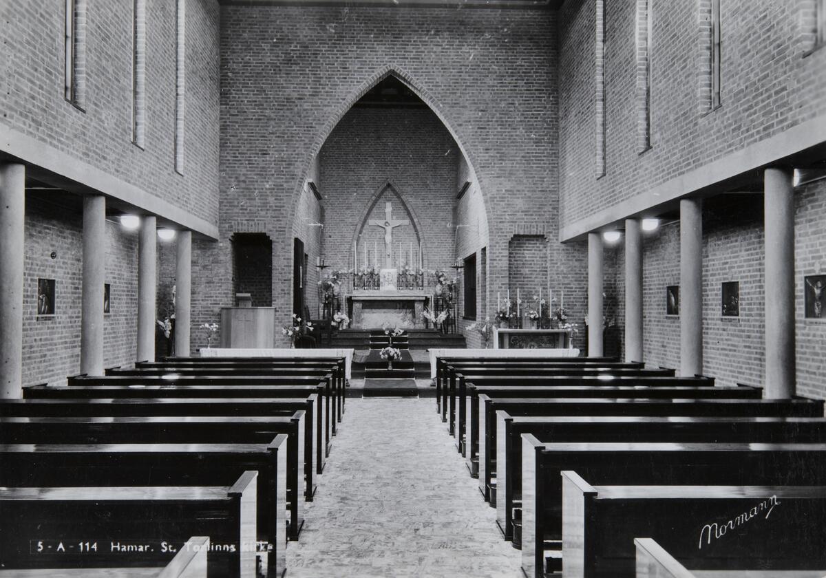 Postkort, Hamar katolske menighet, interiør St. Torfinn kirke, benkerader, mot alteret,