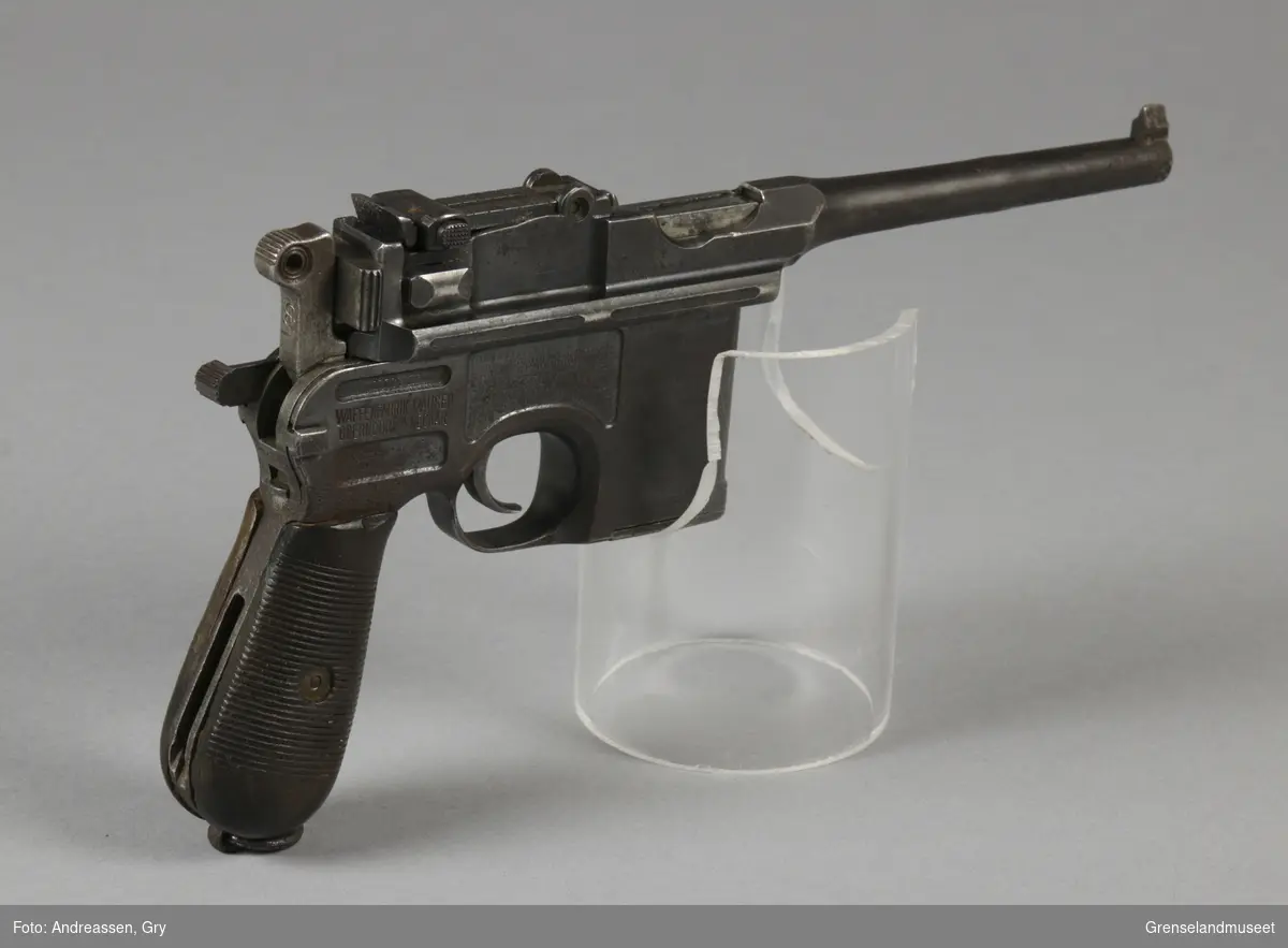 Pistol: Mauser C96 med tilhørende etui/kolbe av tre.