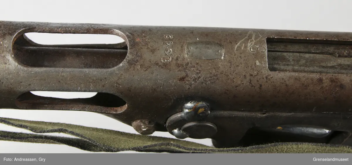 PPSh-41. Produsert i 1942 i Sovjetunionen. Våpenet bærer preg av bruk. Stokken er delvis brukket på venstre side ved håndtaket, men har blitt reparert med en skrue. Kolben har også en sprekk på høyre side før magasin. Magasinet tar 35 skudd. Bærereim er montert. 