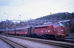 Diesellokomotiv Di 3 623 med persontog fra Åndalsnes på Domb