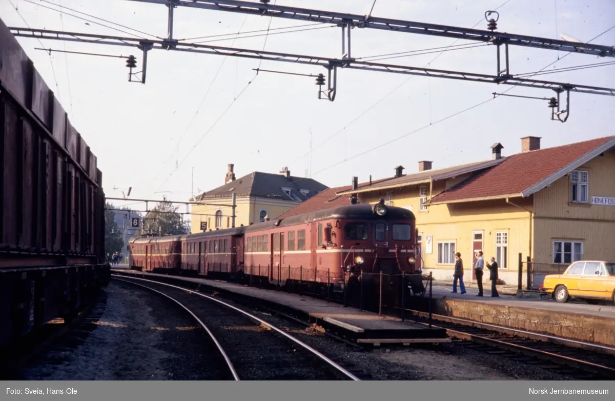 Elektrisk motorvognsett type 65 / 67 med persontog til Drammen på Hønefoss stasjon