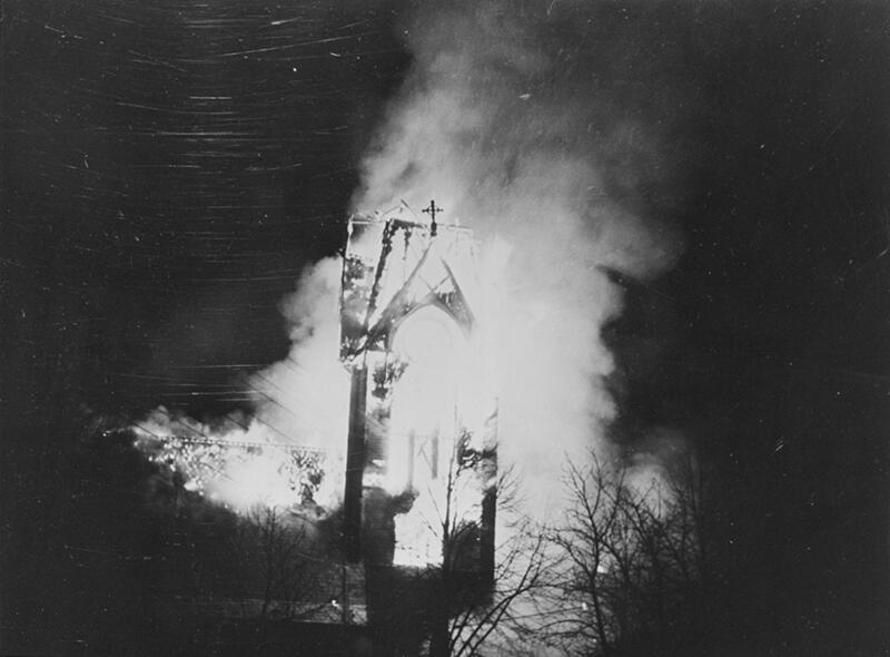 Foto: Kari Berggrav, Molde kirke brenner etter tysk luftangrep 30. april 1940. NTBs krigsarkiv i Riksarkivet