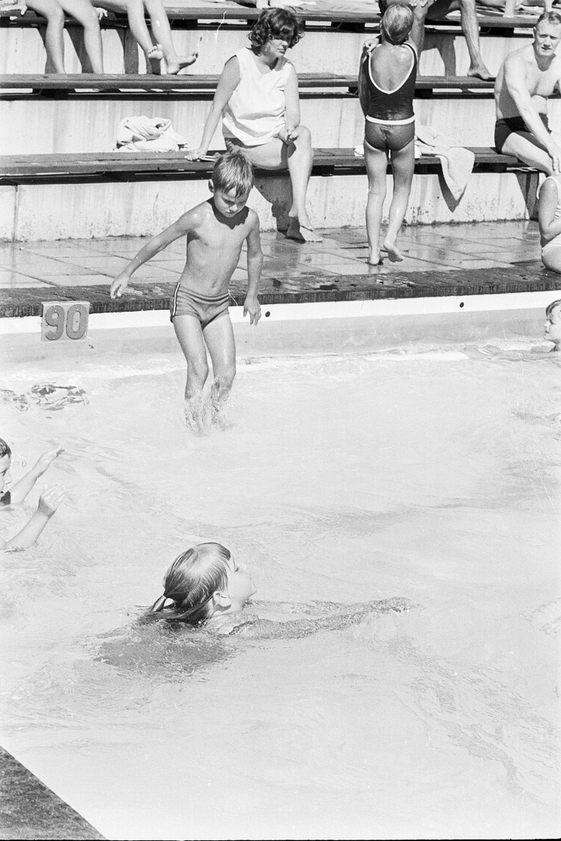 Fyrisbadet - värmeböljan gav rekordträngsel, Uppsala 1966