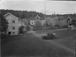 Gårdsplass på gården Seljord i Heddal med to bolighus og ett