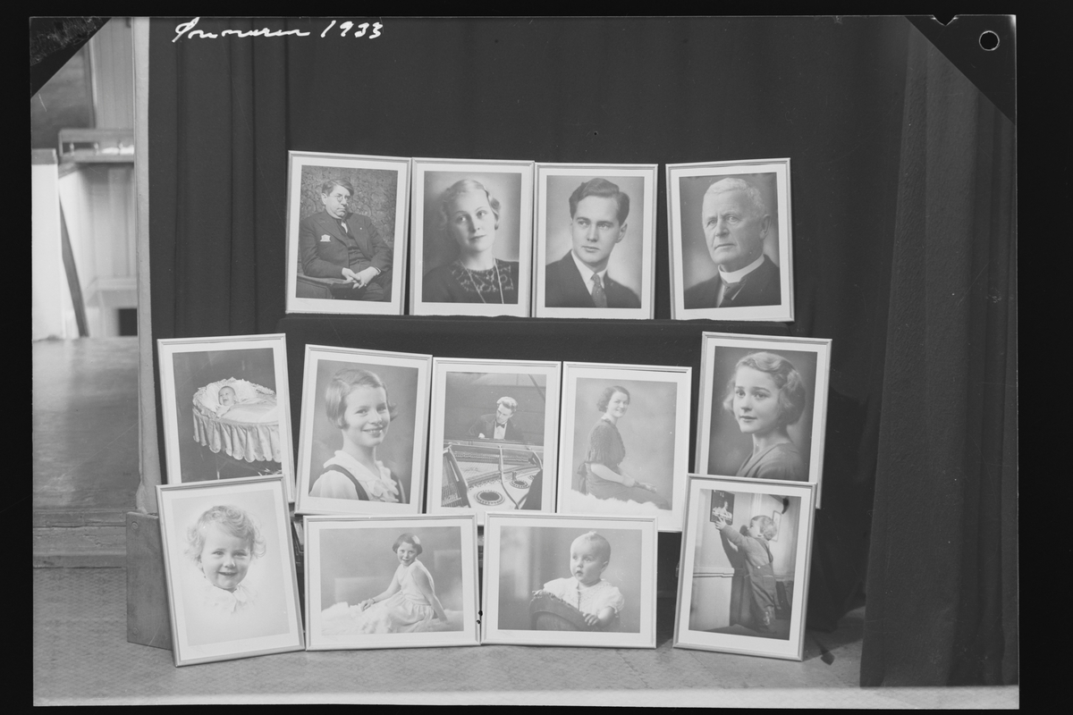 Vindusutstilling hos Fotograf Schrøder fra 1933, tatt i ateliéet etter den ble tatt ned. + Papirpositiv og pappark med informasjon om bildet og portrettene.