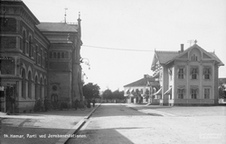 Postkort, Hamar, Jernbaneplassen med Hamars første stasjonsb