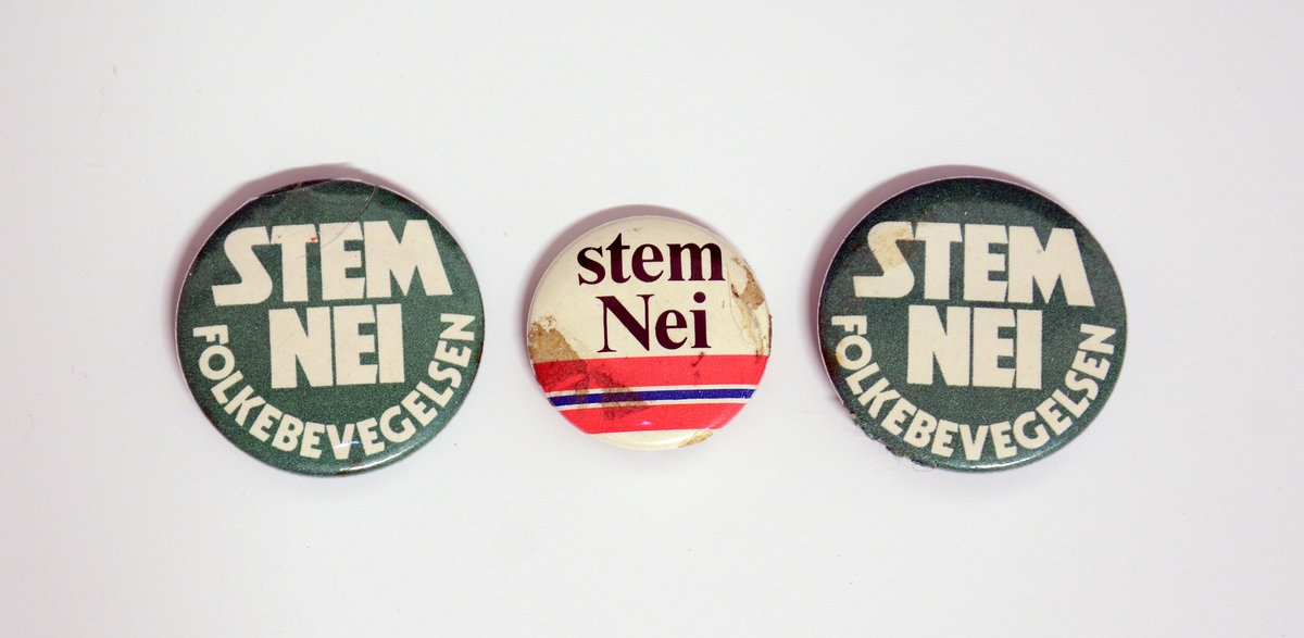 Buttons (jakkemerker) med "Ja til EF"-symboler, "Nei til EF"-symboler, "STEM NEI FOLKEBEVEGELSEN", "Ja til Høyre" og "A-velger" m. fl. Fra EF-kampen 1972. Postkort med "MOT EEC"