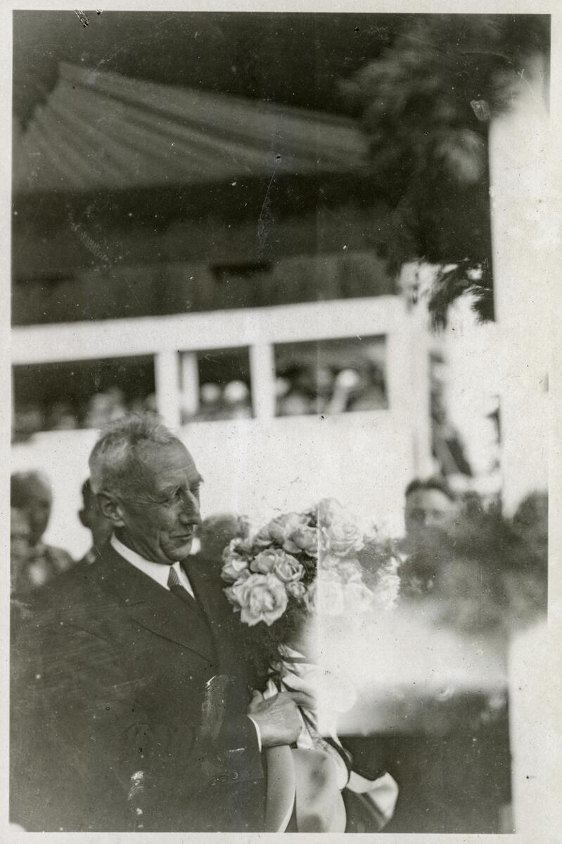 Roald Amundsen på ærestribune, nærbilde (Bilde 2) - Roald Amundsens ankomst til Bergen med S/S "Bergensfjord" efter "Norge"s flukt overe Polen. - 12. juli 1926
