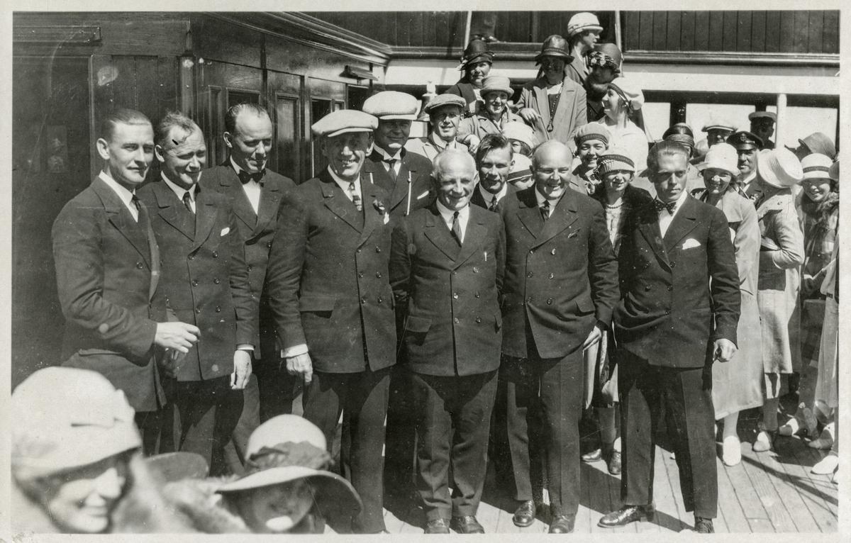 Roald Amundsen oppstilt med øvrige passasjerer ombord  på D/S Bergensfjord - Roald Amundsen ombord i S/S "Bergensfjord" på turen Bergen - Oslo