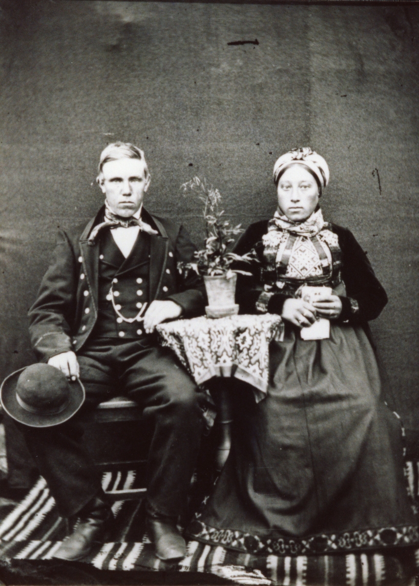 Brudebilde 1875 av Steingrim Løstegard og Anne Tuv  Fotograf var Trageton på Geilo.