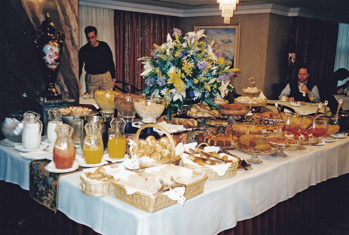 Militär chefsutbildning i Asuncion, Paraguay juni 1999. Del av frukostbordet på Sabe Center Hotel.