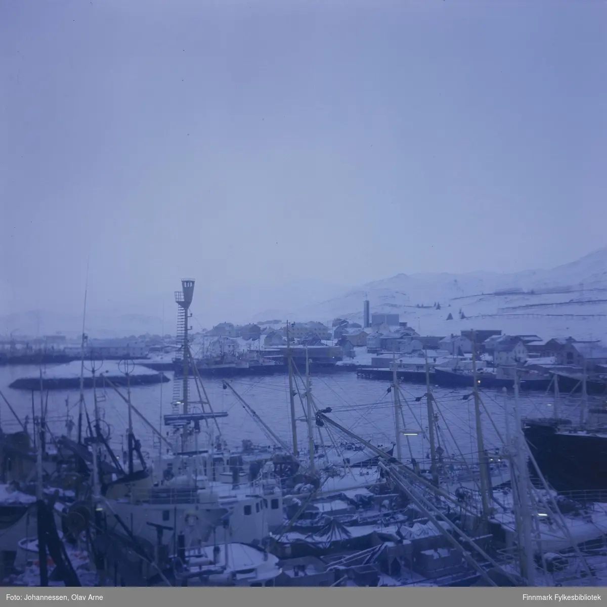 Foto av Båtsfjord, trolig tatt en gang på 1970-tallet

Man kan se Båtsfjord kirke til høyre (i bakgrunnen) i foto

I forgrunenn ser man flere fiskefartøy som ligger til kais


