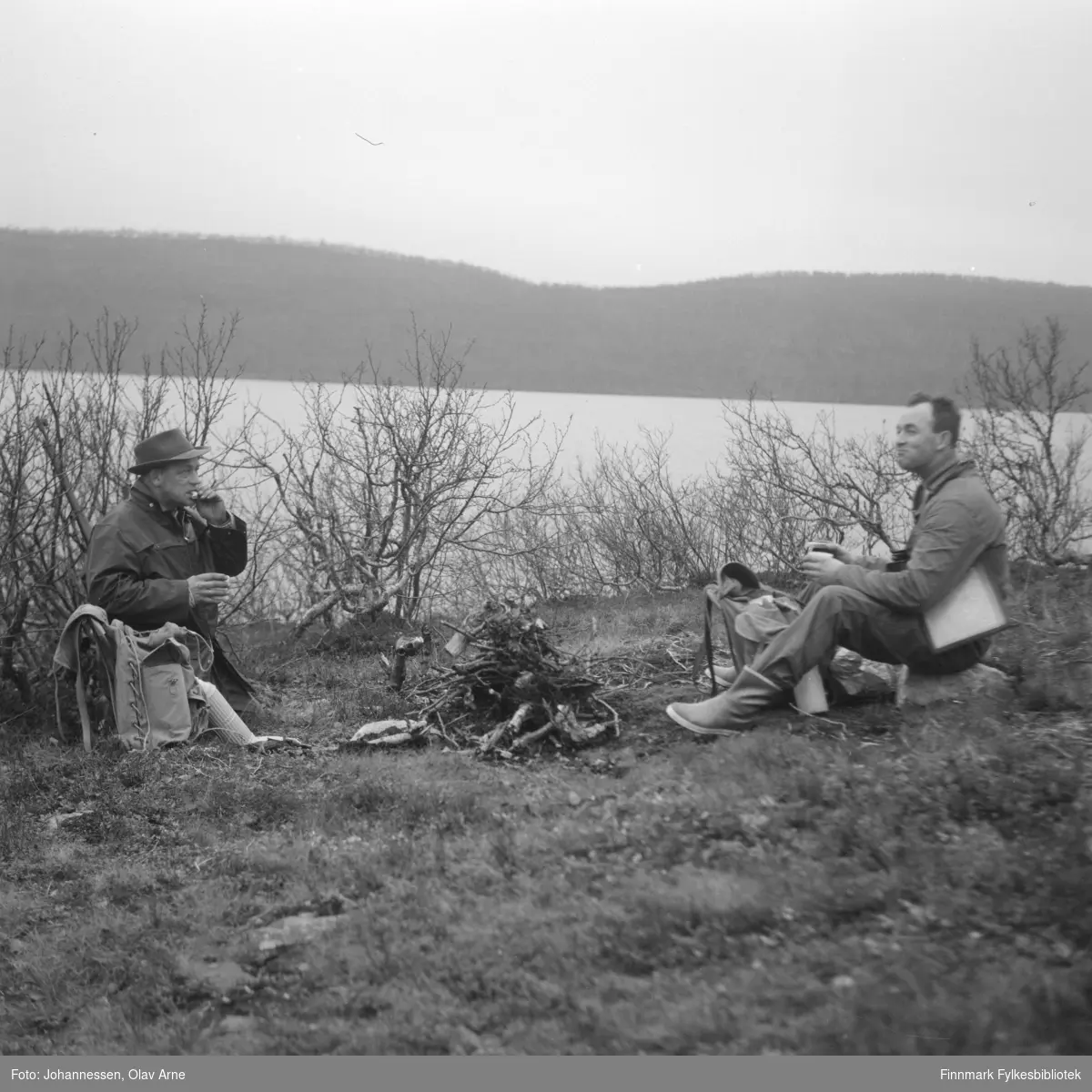 Ved bålet, fra venstre Charles "Bussemann" Johansen og Leif Nylund (født 1927)