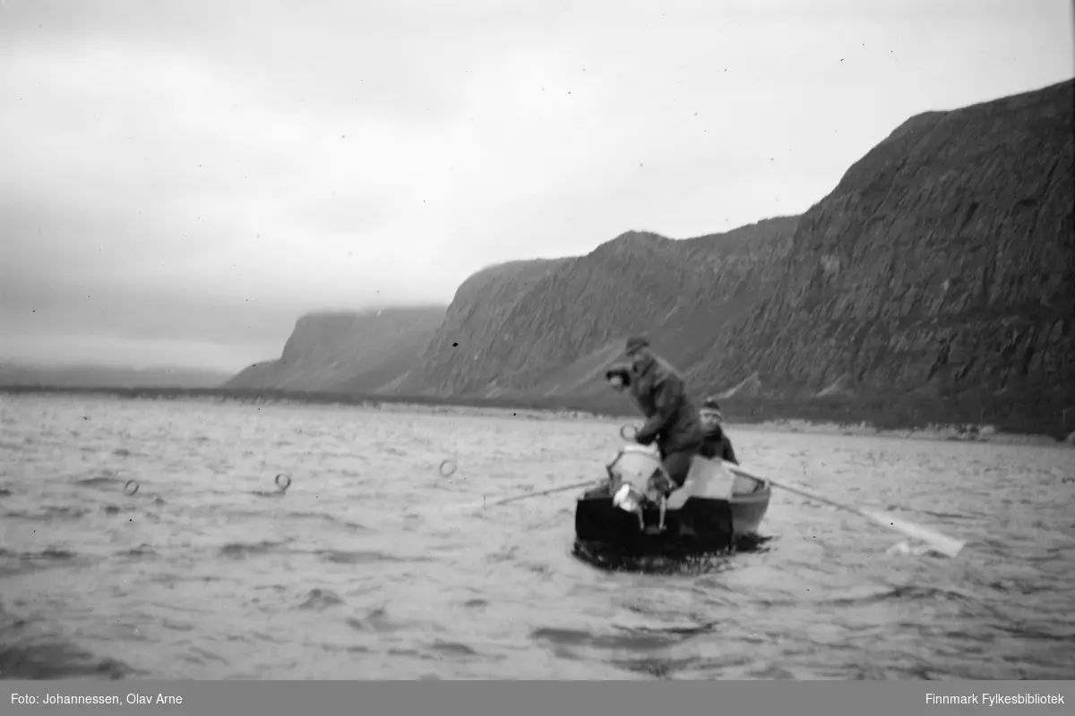 Foto av ukjent mann ombord en elvebåt på ukjent sted, kanskje i Tana (Finnmark)

Foto trolig tatt på  1970-tallet