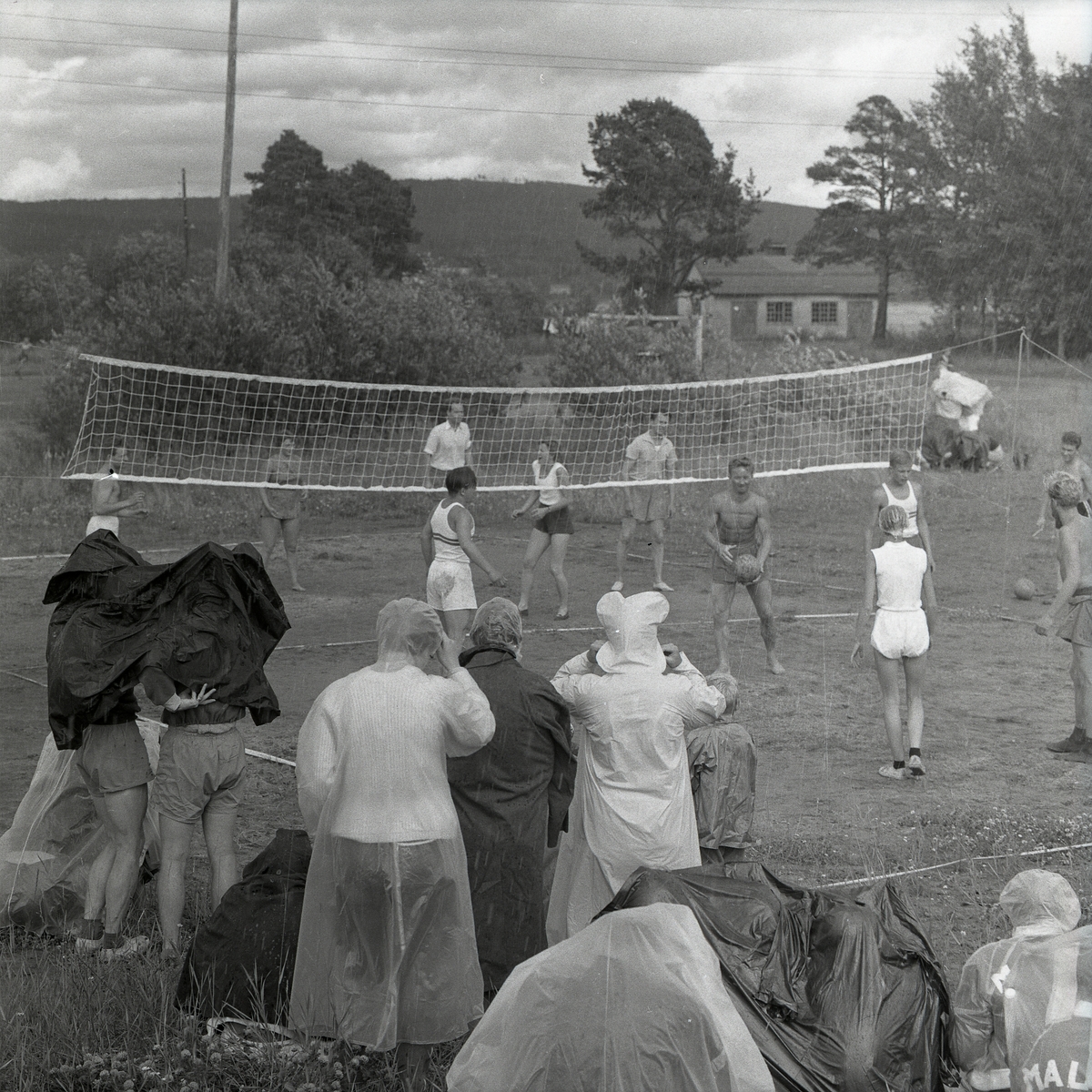 En volleybollmatch på Långnäs i regnväder vid Svenska Frisksportförbundets riksläger den 12-19 juni 1959.