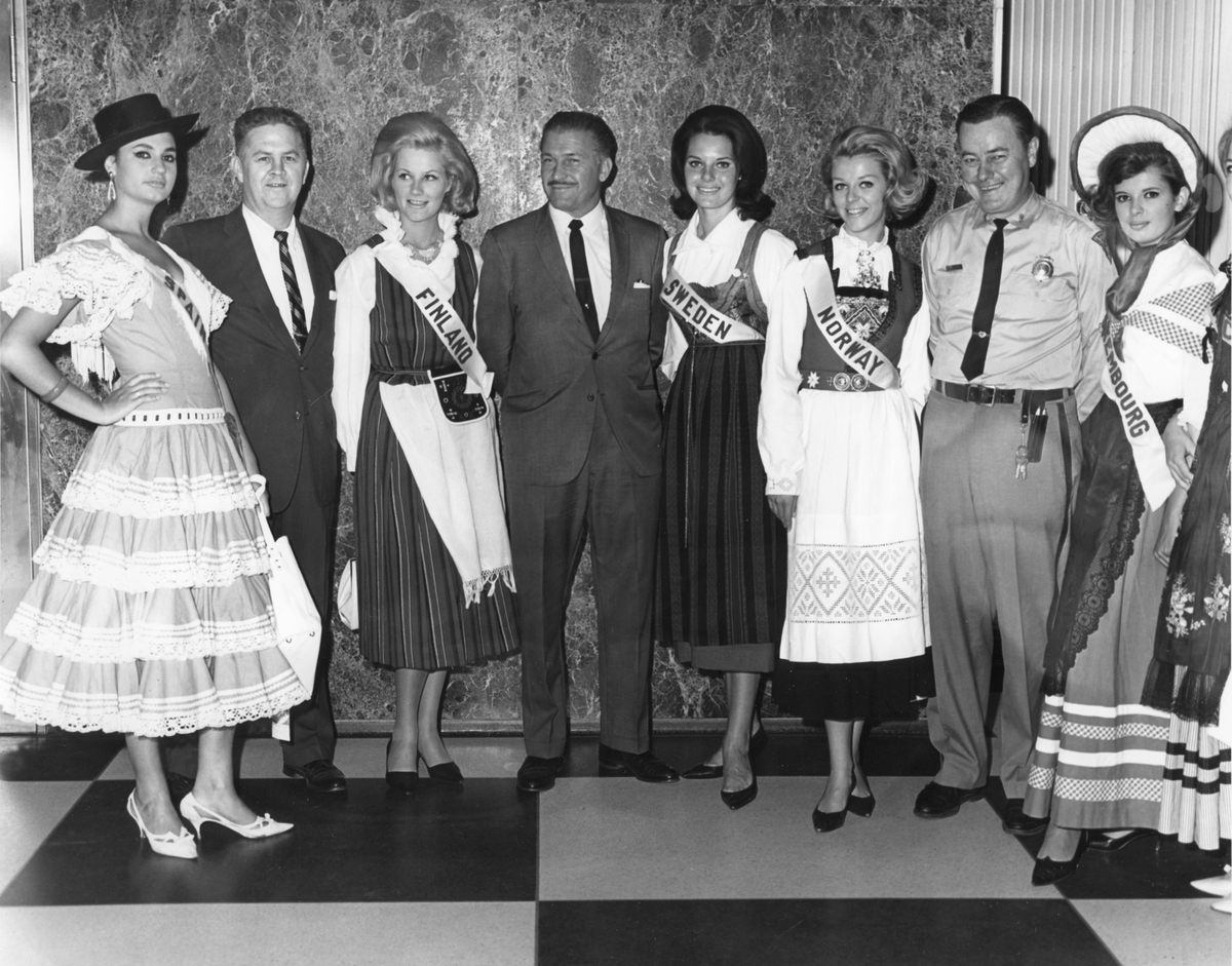 Siv Åberg tillsammans med tävlande från andra länder. Alla iklädda folkdräkt i samband med Miss Universum-tävlingen i Miami 1964.