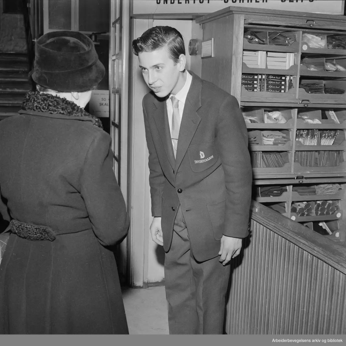 Elev Hans Reidar Hansen ved varemagasinet Brødrene Doblougs bedriftbutikkskole. April 1959.