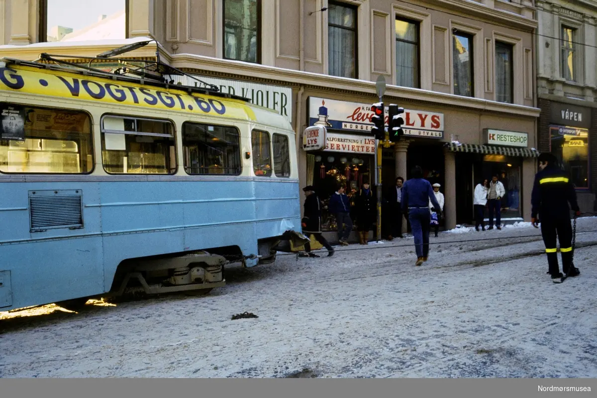 Trafikksituasjon en vinterdag, trolig i krysset Bogstadveien/Holtegata i Oslo. Serie. Datering er trolig vinteren 1982 i følge KMb-2013-008.9440. Arkivskaper og giver var Stein Magne Bach ved Nordmøre museum.