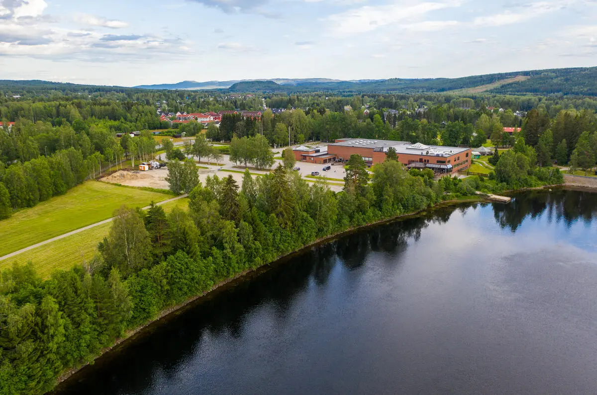 Dronebilde av museet med Glomma i forgrunnen.