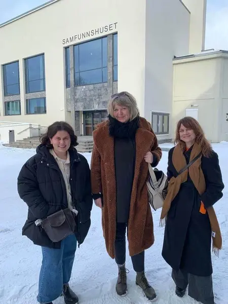 Et fotografi av Tilla Solli, Mona Pedersen og Hilde Herming utenfor Samfunnshuset i Steinkjer.
