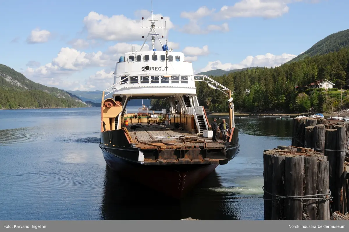 M/F ’’Storegut”er en jernbaneferge bygget i stil av Glommens Mekaniske Verksted på fergeslippen på Tinnoset i 1956 som verftets byggenummer 150. Fergen har en lengde på 82,11 meter, er 11,31 meter bred og stikker 3,75 meter dypt. Den er på 1119 brutto registertonn. Sporlengde er 156 meter som gir plass til ca. 19 jernbanevogner. Max last på dekk er 800 tonn. M/F ’’Storegut” kunne i tillegg føre 400 passasjerer.  Til framdrift har den 3 stk 4-takts dieselmaskiner fra Motoren Werke Mannheim, hver på 750 hk.
M/F ’’Storegut” ble selskapets hovedferge, med salonger både under jernbanedekket og i et eget salongdekk over jernbanedekket. Akter på øvre salongdekk er det også egen spisesalong og røkesalong som tidligere var forbeholdt Hydros sjefer og firmaets gjester. Salongene under dekk har sjablongmalt huntonit på skottene, mens de øvre salongene har finer. Sittemøblene ombord er av forniklede stålrør og trukket med skai, bortsett fra i Hydrossalonger der det var møbler av tre trukket med stoff.
(Tekst: Fredningsdokument, Riksantikvaren)