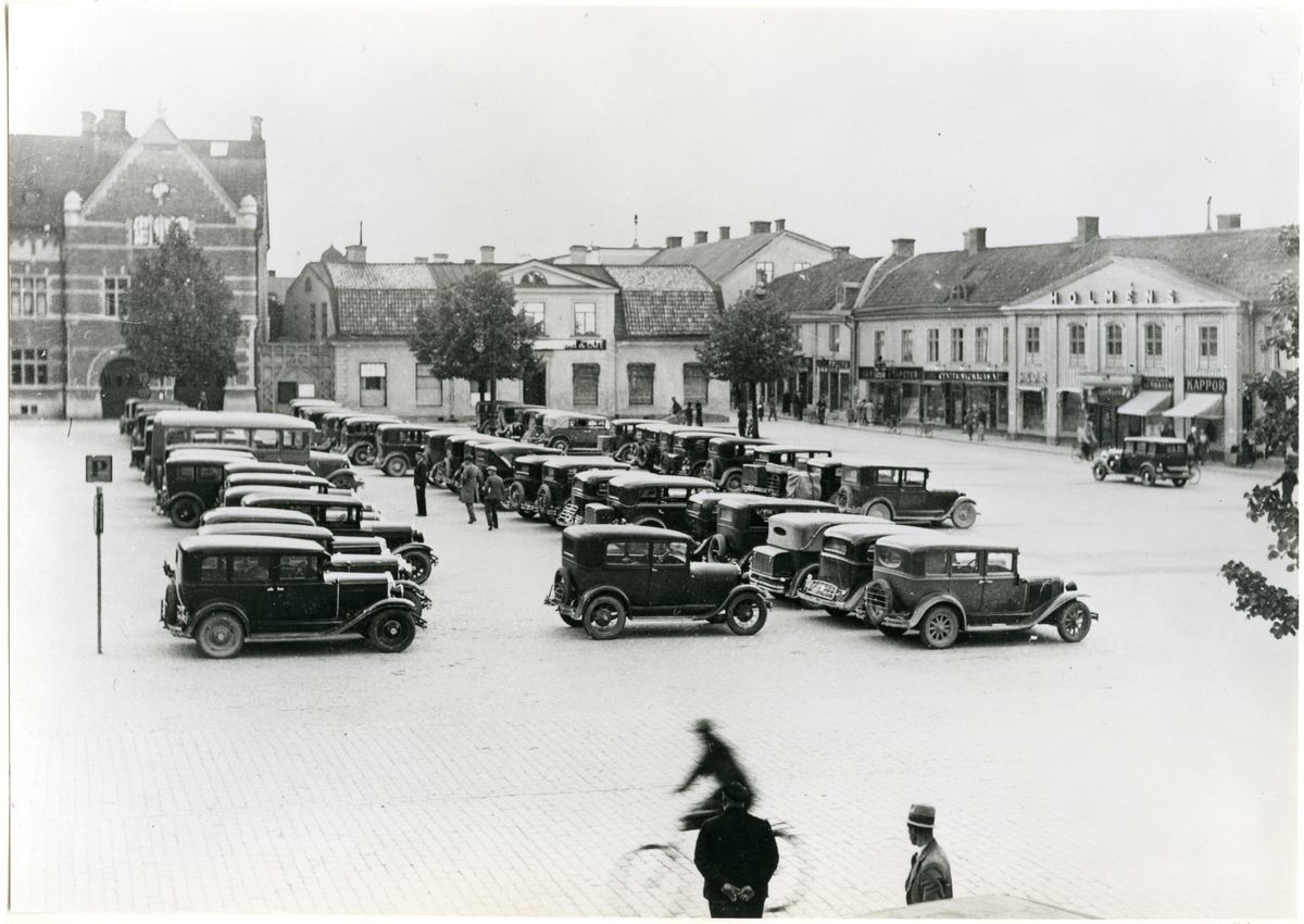 Västerås.
Ett stort antal bilar står parkerade på Stora torget, c:a 1930-tal.