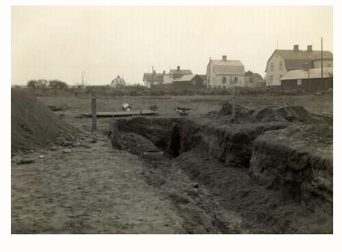 Bilder från utgrävning 1931 på Fridhemsberg, Varberg. Bild 1: Västra tvärschaktet. En man sitter ovanpå schaktmassorna. Bild 2: Dr Niklasson i gropen. Bild 3: Öst-västliga schaktets östra ända. Fotografen var chef på Varbergs museum.