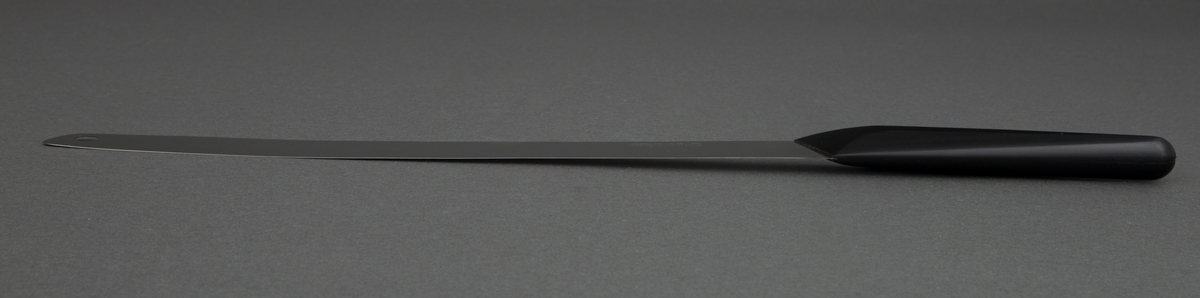 Laksekniv/ Fileteringskniv i rustfritt stål med svart, kantete nylonskaft. Skaftet er festet skrått til bladet. Utstanset oval øverst i knivbladet for oppheng.
