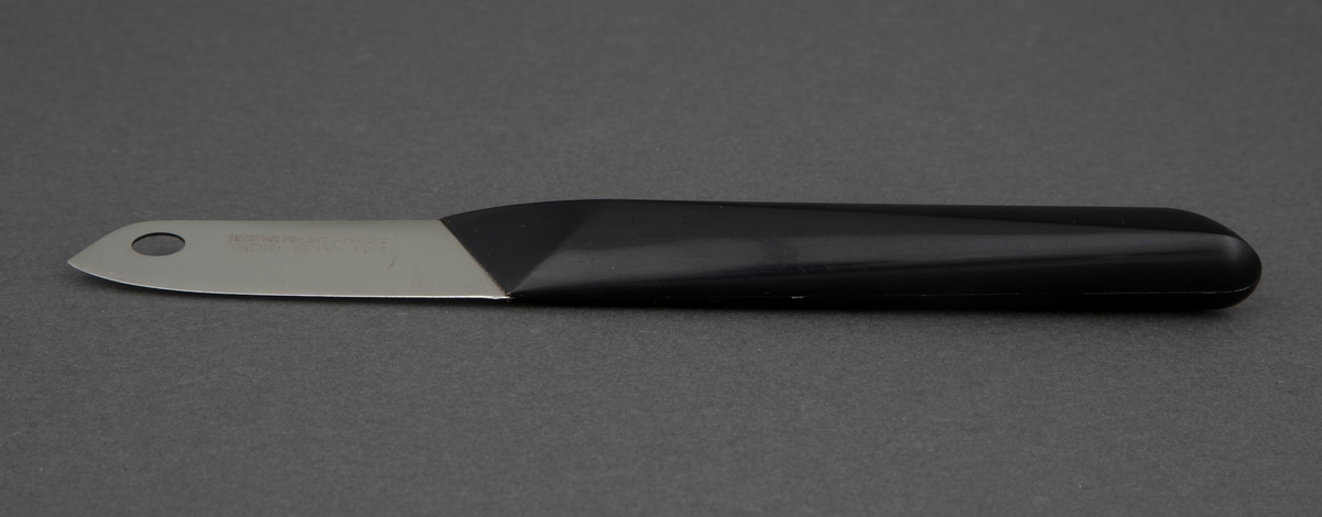Grønnsakskniv/ Fruktkniv i rustfritt stål med svart, kantete nylonskaft. Skaftet er festet skrått til bladet. Utstanset oval øverst i knivbladet for oppheng.