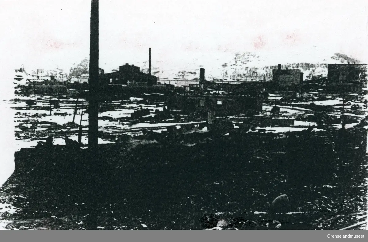 Kirkenes i mars-april 1945.
Til venstre er Dampsentralen til A/S Sydvaranger
Til høyre er Betongskolen. 