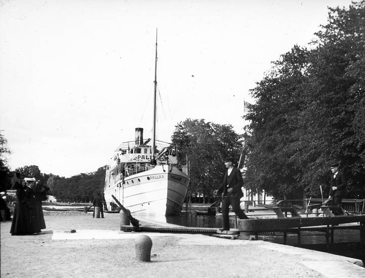 Bohuslän, Ströms Kanal. Nedre slussen.
Ångbåten Pallas.
