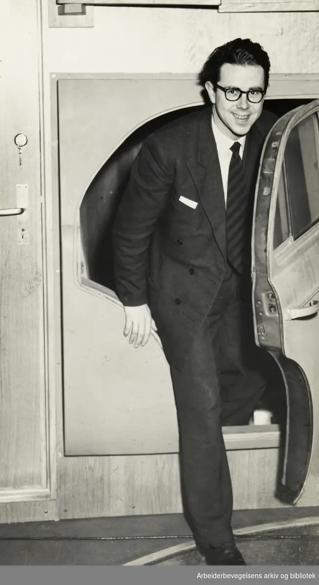 Radioteatret. Regiassistent Bjørn Bryn lager lydeffekter under innspilling av hørespillserien: "God aften, mitt navn er Cox". Februar 1956