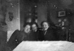 Tre kvinner ved et bord ved Laskestad i Steigen.