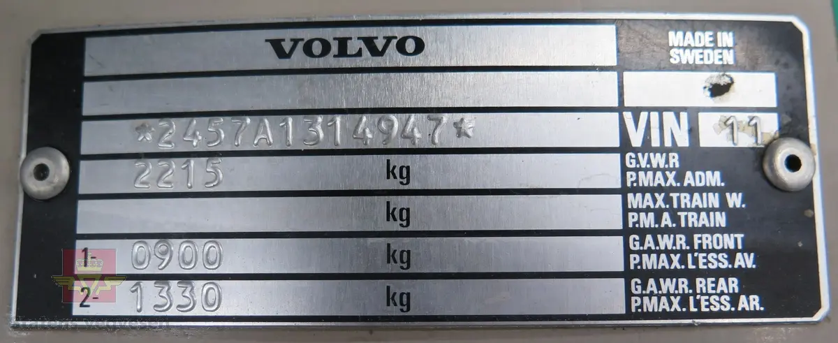 Volvo 245 diesel varebil med to seter, bilen har en dieseldrevet sekssylindret (rekkesekser) forbrenningsmotor (D24) med et slagvolum på 2383 cm3 og en effekt på 82 hk. 4-trinns M45D manuell girkasse med spak i gulvet. Bilen er grå med svart interiør. Antall akslinger er to, drift på bakre. Dekk foran og bak er originalt 185 SR 14. Kilometerstand er 136900 km. Bilen har skillevegg med gitter mellom forsetene og lasterom. Hengerfeste.