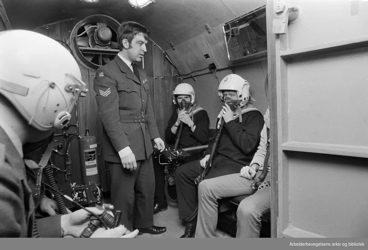 Flymedisinsk institutt på Blindern. Simulert prøveflyging i 25 000 fots høyde i instituttets lavtrykk-kammer. Desember 1969
