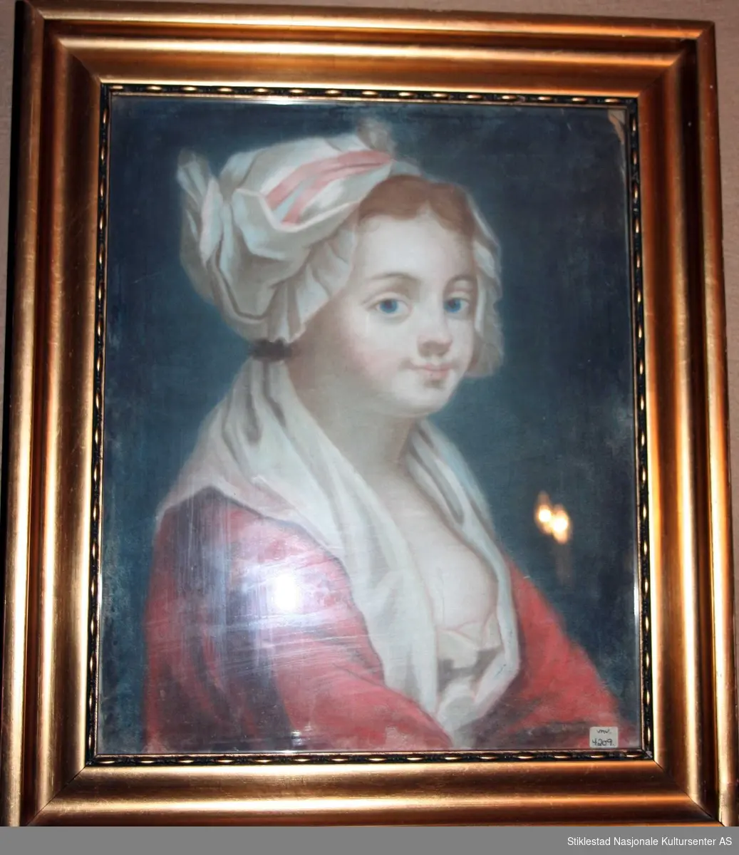 Portrett av kvinne med hodeplagg. 