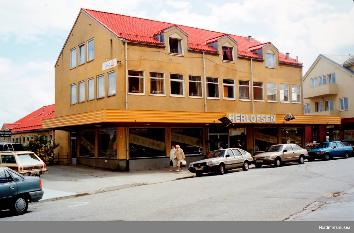 Etter 154 år la Herlofsen ned forretningen i Storgata, onsdag, 12. januar 2000. Arkivskaper og giver var Stein Magne Bach ved tidligere Nordmøre museum.