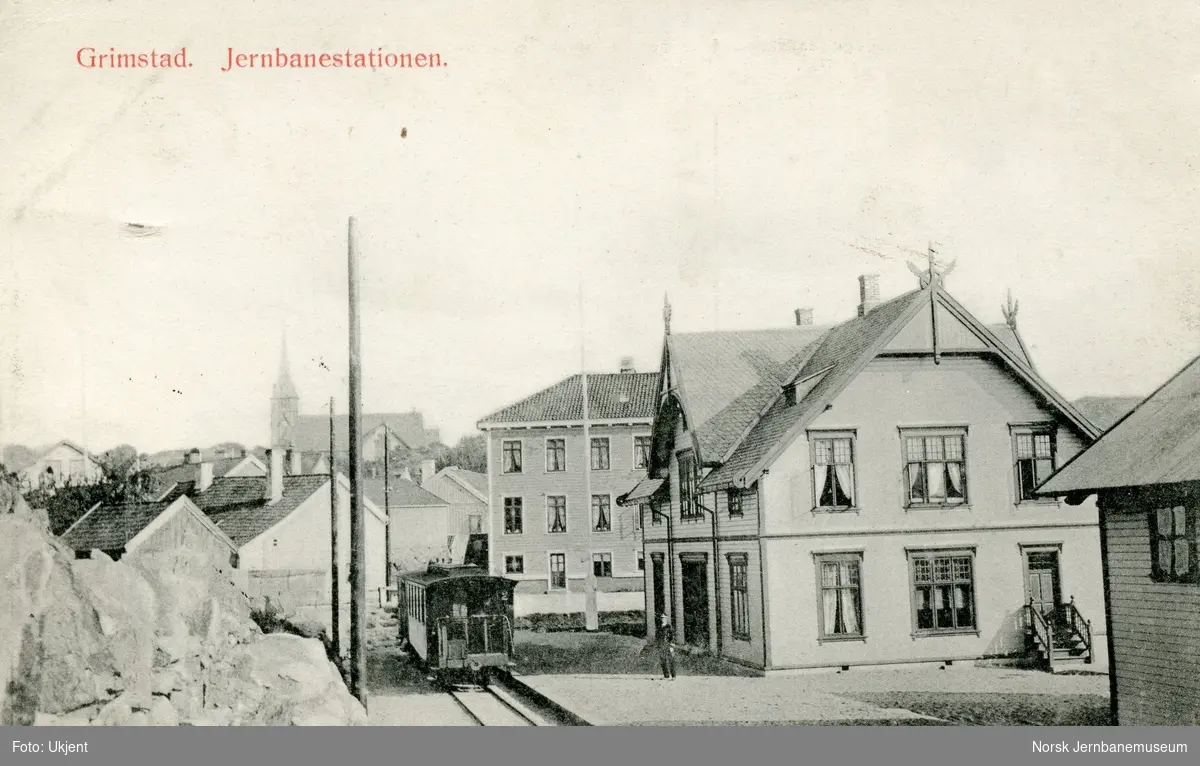 Grimstad stasjon. En av Grimstadbanens personvogner litra BC står på stasjonen