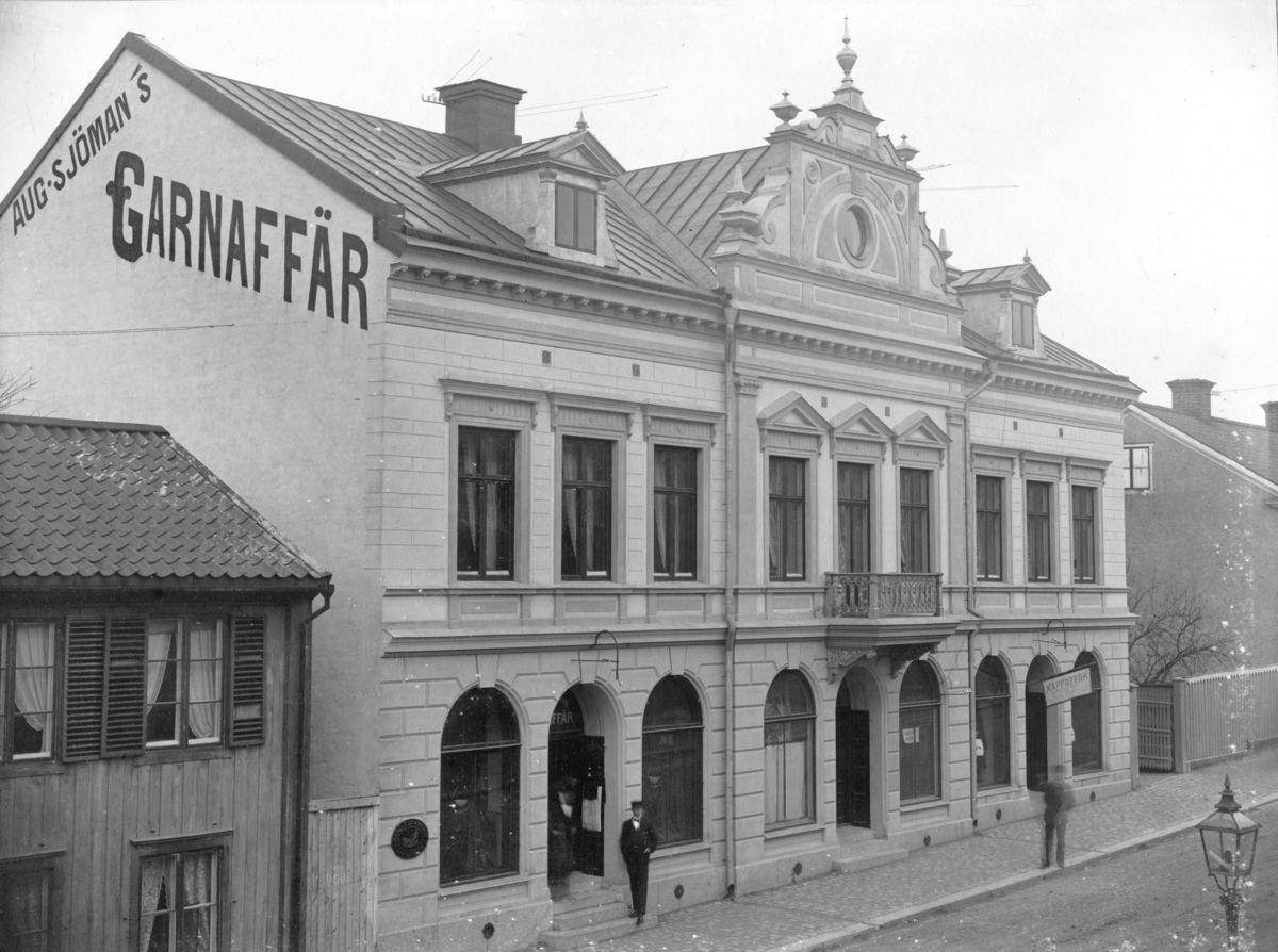 Handlande August Sjömans (1858-1938) gård, Kyrkogatan 16, Enköping, vy från söder, ca 1901-1903.