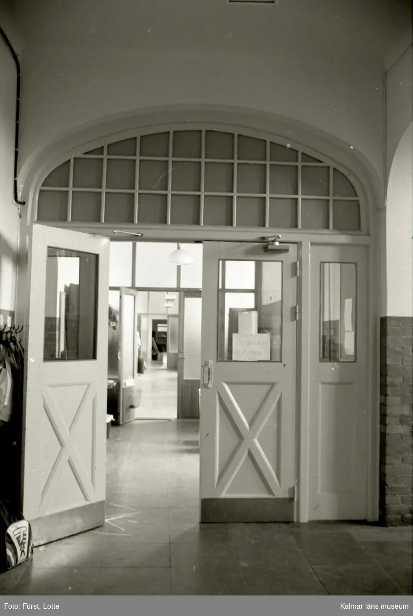 Dubbeldörr till korridor med en dörr öppen på Vasaskolan.