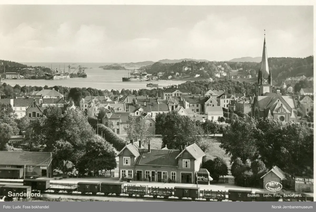 Parti ved Sandefjord stasjon. En rekke godsvogner står på stasjonen