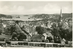 Parti ved Sandefjord stasjon. En rekke godsvogner står på st